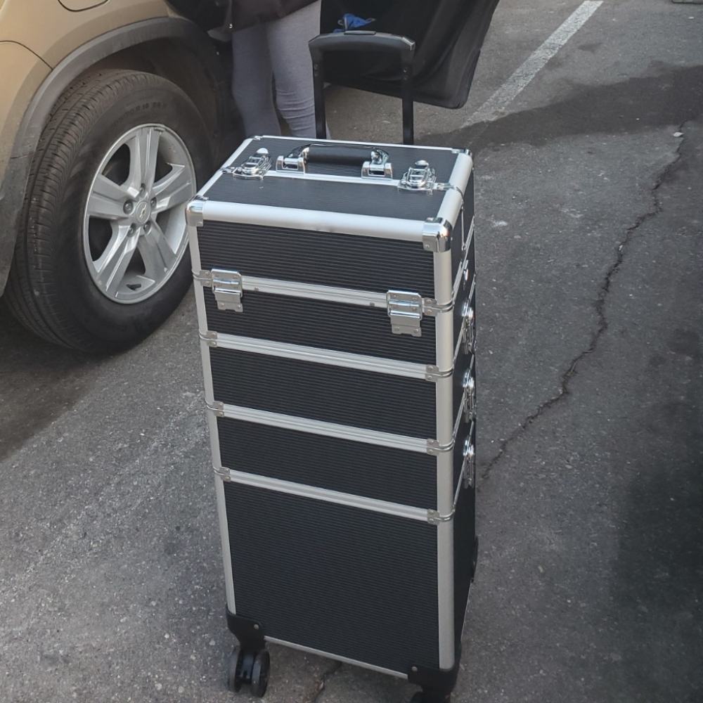 Professional Makeup Rolling Case: image 15